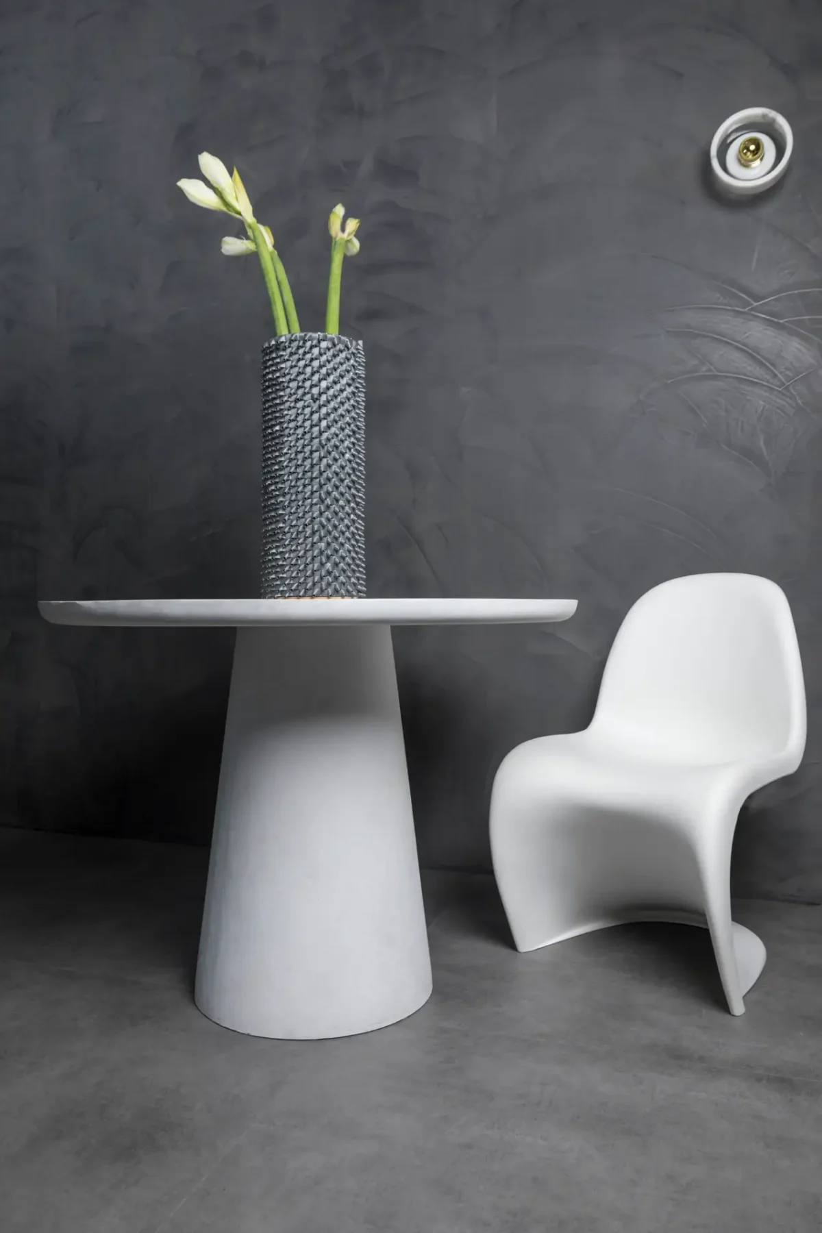 PVC vloer met betonlook in grijze tint, moderne en industriële uitstraling.