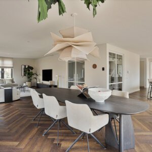Houten vloer in visgraatmotief in warme cayennebruine tint.