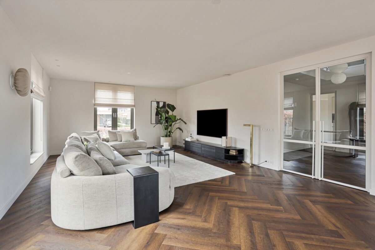 Houten vloer in visgraatmotief in warme cayennebruine tint.