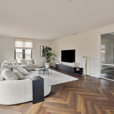 Houten vloer in visgraatmotief in warme cayennebruine tint.