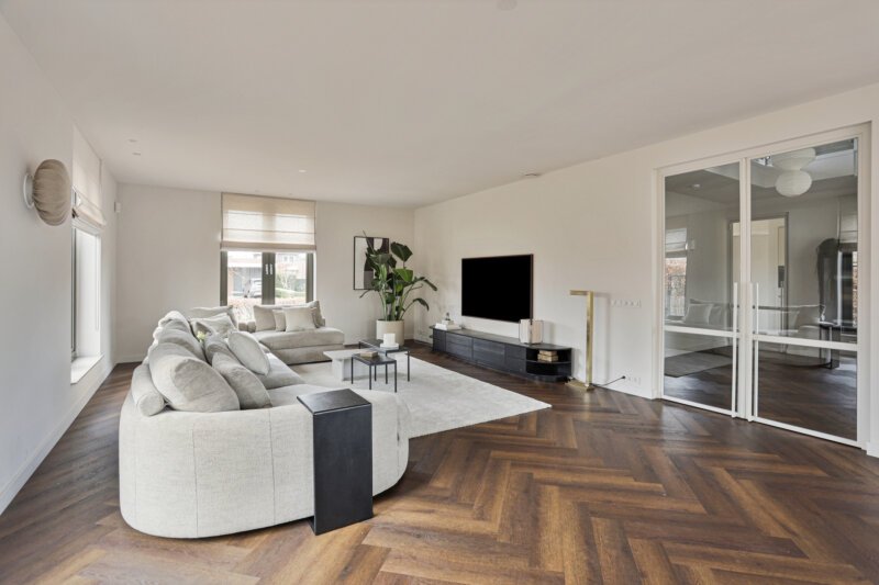 Houten vloer in visgraatmotief in warme cayennebruine tint.