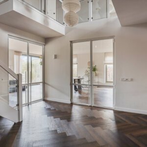 PVC vloer in houten visgraatmotief in warme bruine tint.