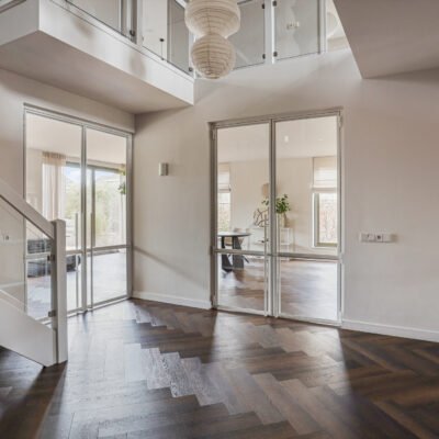 PVC vloer in houten visgraatmotief in warme bruine tint.